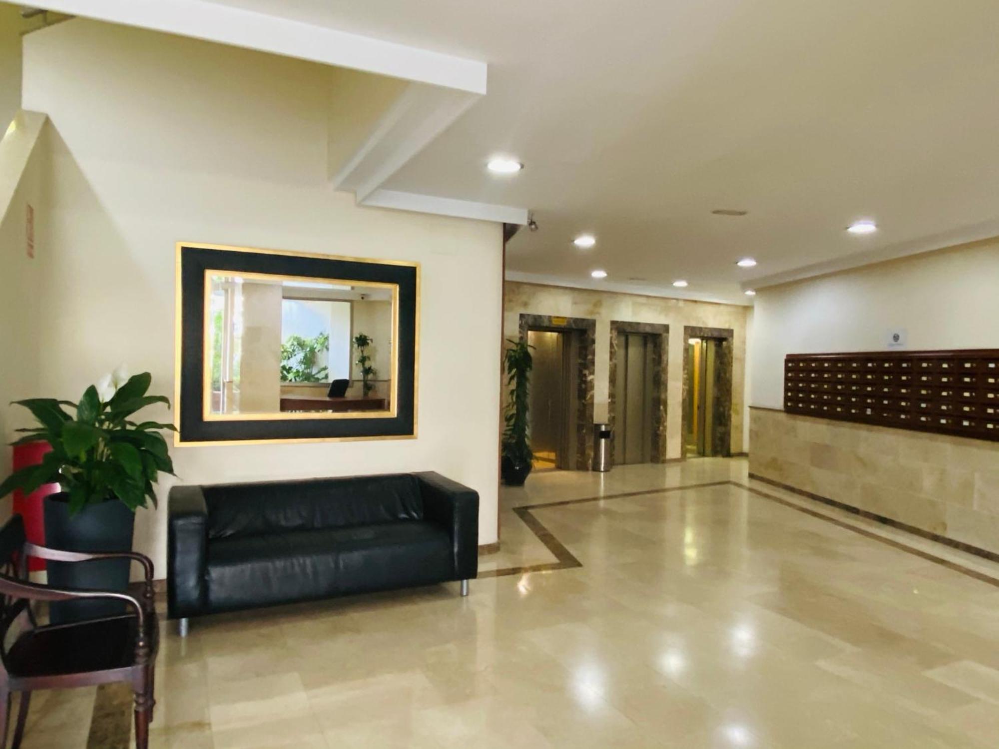 Apartment On The First Line Of The Sea With A View And Free Parking Marbella Zewnętrze zdjęcie